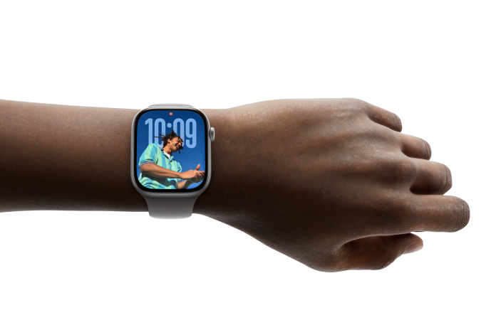Човек носи Apple Watch Series 11 с циферблат Photos