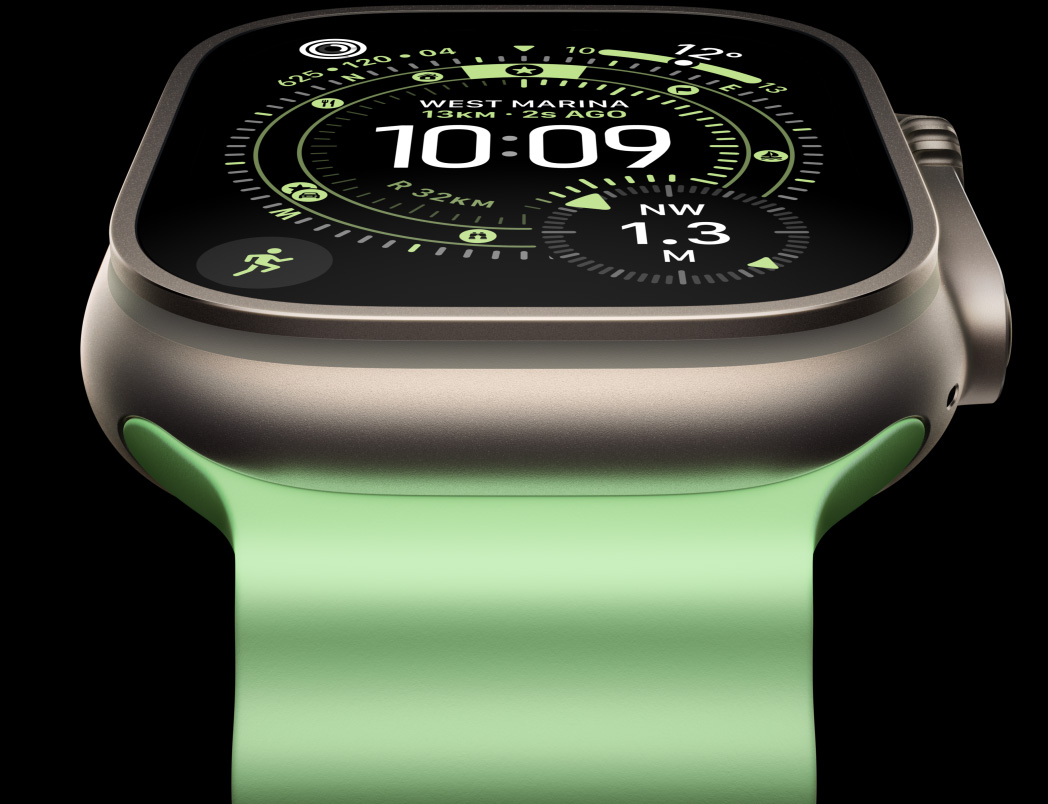 Apple Watch Ultra 3, титанов корпус, натурален цвят, компас върху Orienteering циферблат, каишка Ocean Band в неоново зелен цвят