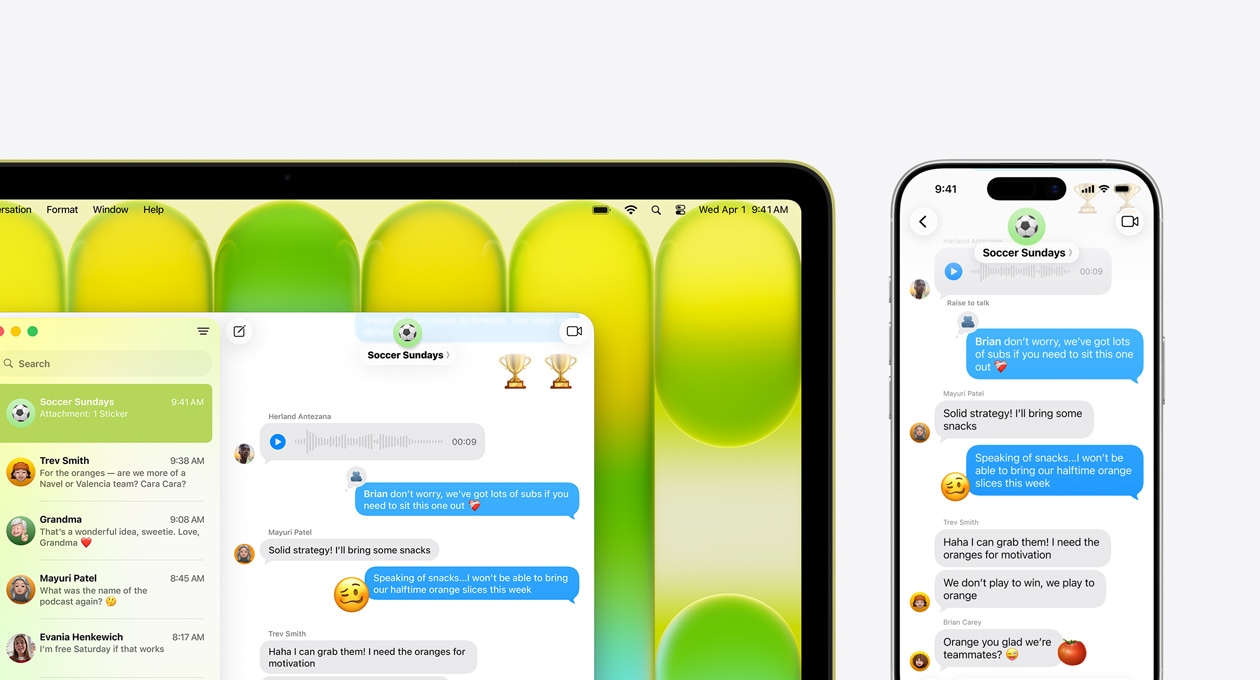 MacBook Neo, цвят цитрус, показва групов чат в приложението Съобщения, озаглавен „Футбол в неделя“ и други скорошни съобщения, iPhone до него показва същия групов чат.