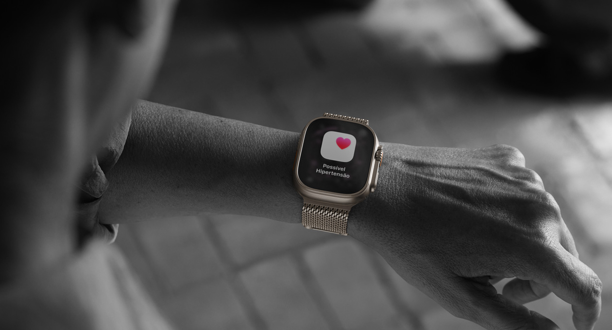 Uma pessoa confere o alerta de possível hipertensão no app Saúde do Apple Watch Ultra 3