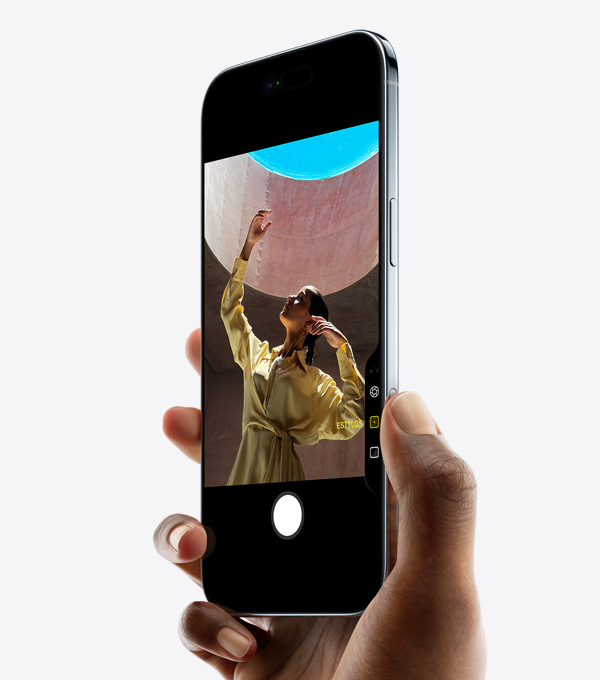 Uma mão segurando um iPhone Air com o polegar no Controle da Câmera, e a lateral mostrando o design fino, a Dynamic Island e o botão lateral