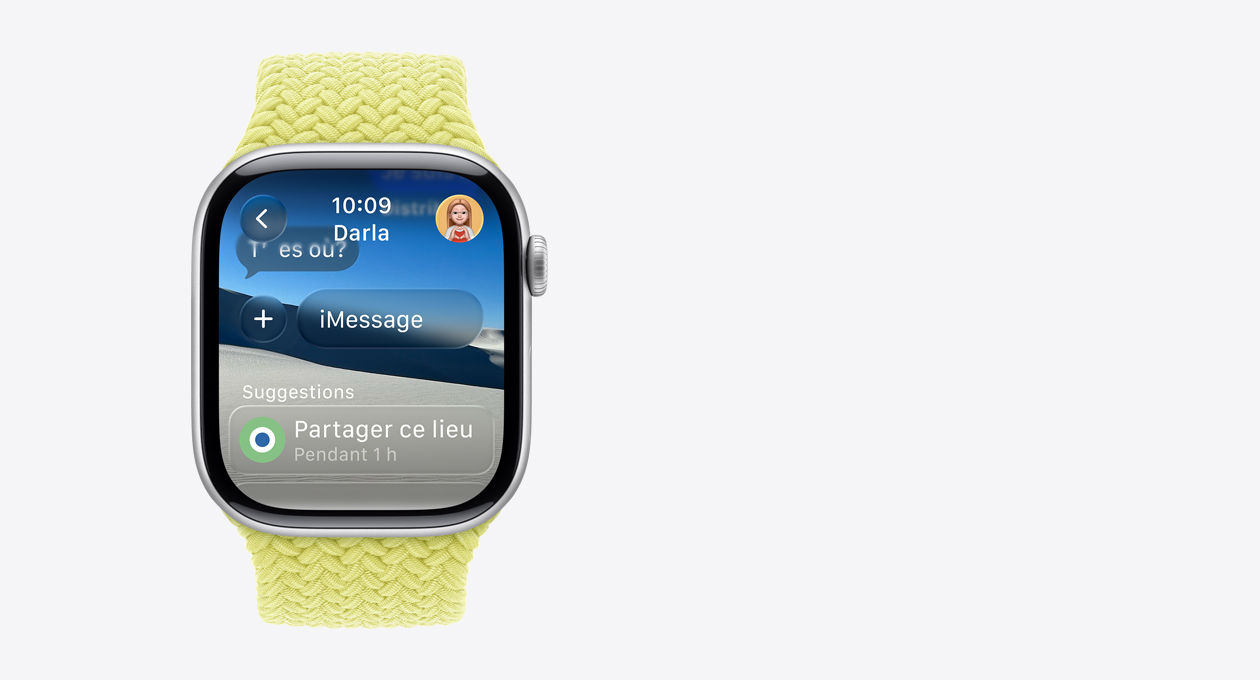 Apple Watch argent, bracelet tressé jaune, à l’écran, un message translucide dans lequel on demande Où es-tu?, le mot Suggestions figure juste en dessous, suivi d’une action intelligente proposant le partage de la position pendant une heure