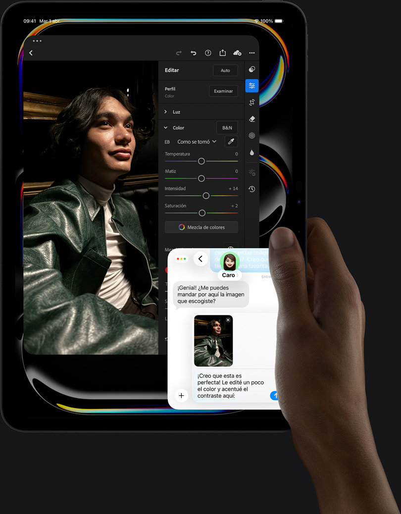 iPad Pro, parte frontal, en posición vertical, negro espacial, una mano derecha sostiene el dispositivo, la pantalla muestra una app de edición de fotos con la imagen de una persona con una chaqueta de cuero, reguladores y herramientas de edición, una conversación de iMessage sobre la foto entre el usuario y otra persona