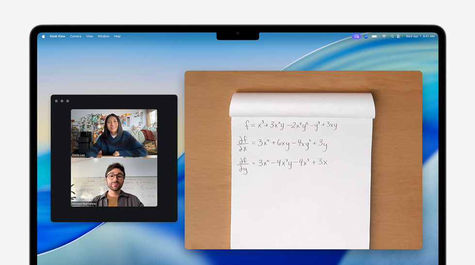 Uživatel MacBooku Air používá při videohovoru funkci Pohled na stůl, aby druhému účastníkovi ukázal matematické rovnice v sešitě na stole a zároveň zůstal v záběru on sám