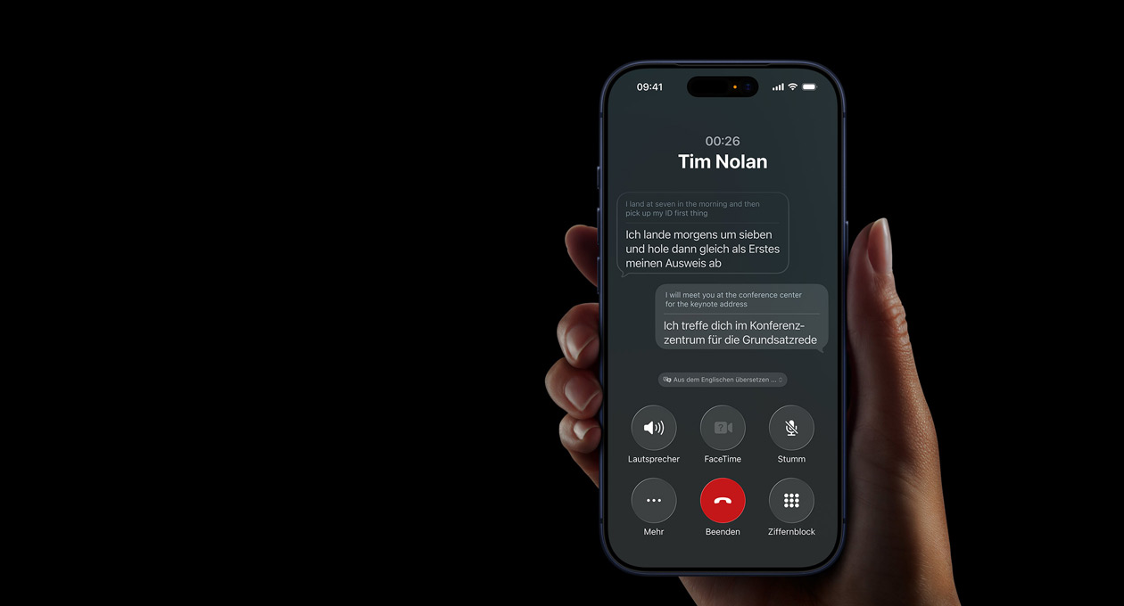 Eine Hand hält das iPhone 17 Pro, um das Apple Intelligence Feature Live Übersetzung während eines Anrufs zu demonstrieren.