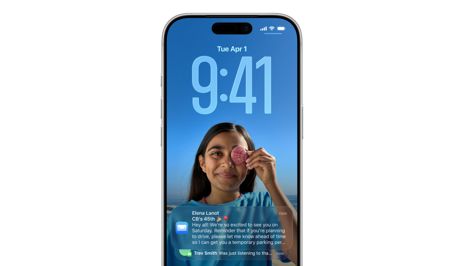 En iPhone viser et bilde på låst skjerm. Klokkeslettet vises med tall av Liquid Glass, mens to varslinger vises nederst på skjermen.