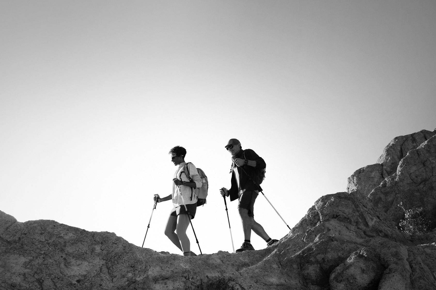 Due persone con al polso un Apple Watch Ultra 3 su un sentiero di montagna