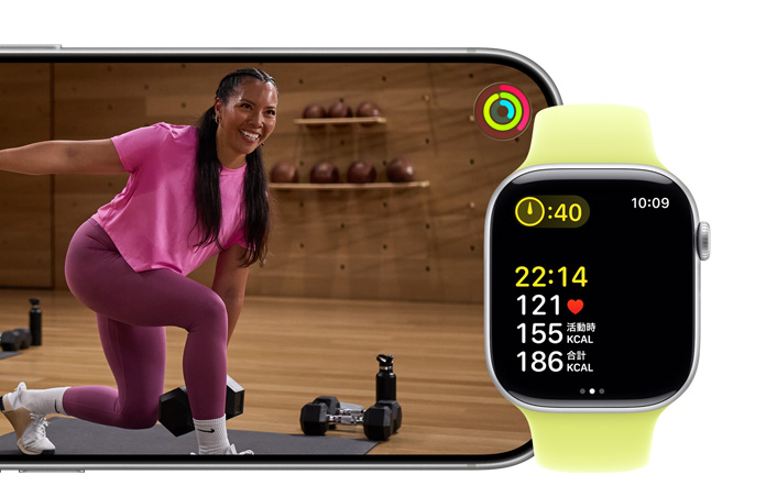 iPhoneでFitness+のワークアウトビデオを再生しながらApple Watch Series 11でワークアウトを記録している様子