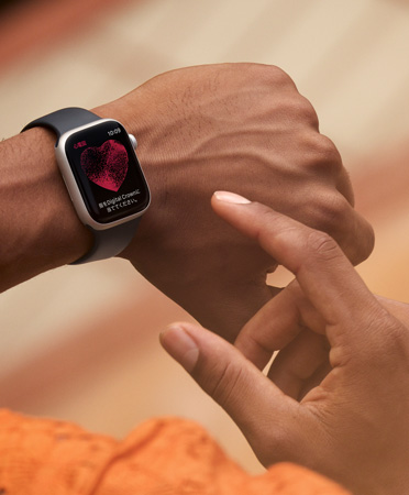 移動中にApple Watch Series 11を使って心電図を記録している人物