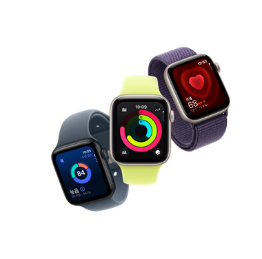 Apple Watch SE 3 세 개를 오른쪽 대각선 방향으로 나란히 놓아둔 모습. 페이스는 모두 정면을 향하고 있습니다. 첫 번째는 미드나이트 알루미늄 모델로 수면 점수가 표시되어 있고, 두 번째는 스타라이트 알루미늄 모델로 홈 화면과 시간, 세 번째는 스타라이트 알루미늄 모델로 심장 박동 이미지와 활력 징후 데이터가 표시되어 있습니다.