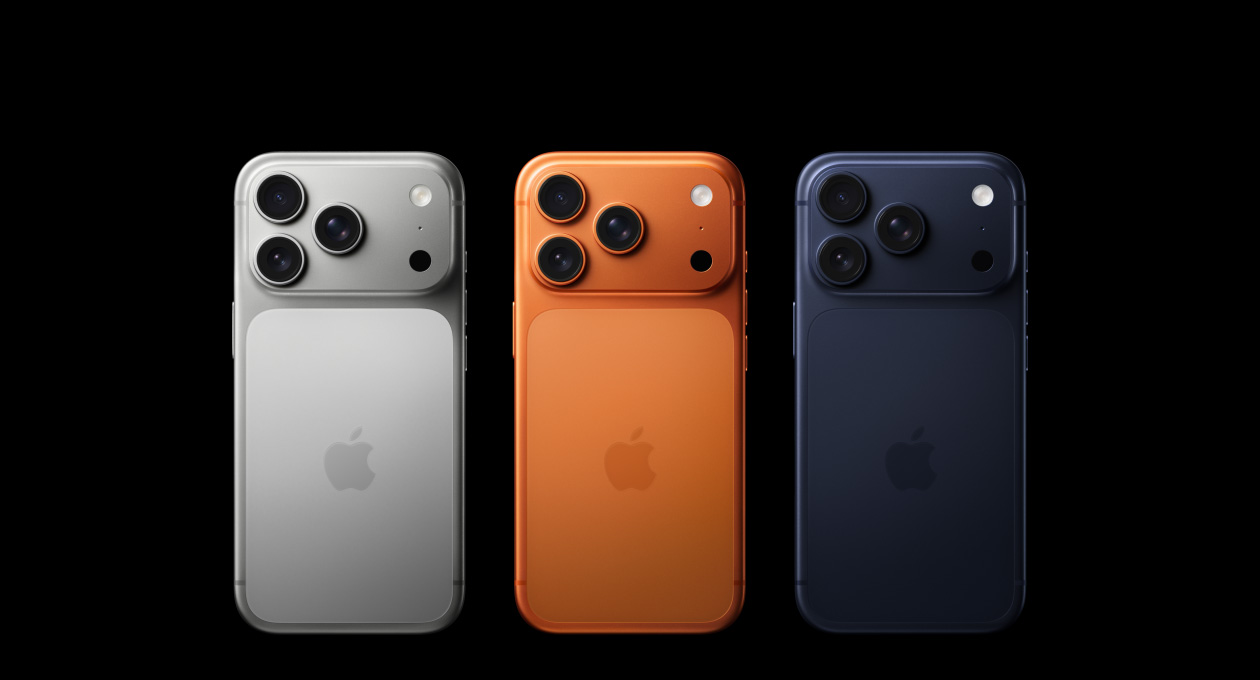 iPhone 17 Pro, parte posterior, los tres acabados: color plata, naranja cósmico y azul profundo, sistema de cámaras Pro Fusion en la esquina superior izquierda, 3 lentes, micrófono, flash, logo de Apple en el centro