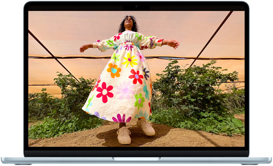 صورة لجهاز MacBook Air مقاس 13 إنش تعرض شاشة ريتنا ليكويد