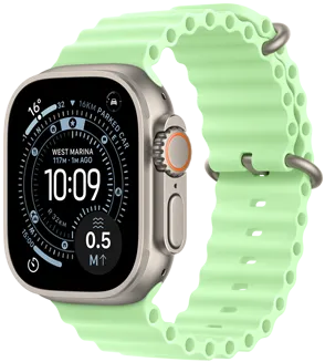 Apple Watch Ultra 3，原色鈦金屬錶殼，配搭霓虹綠色海洋錶帶，螢幕顯示定向運動錶面，複雜功能包括天氣、泊車位置、衛星和水面距離；機身右側設有數碼錶冠、咪高風和側邊按鈕