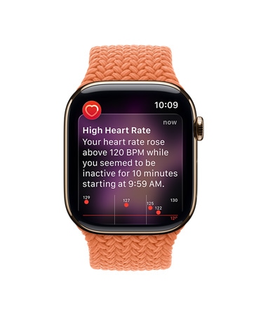 Apple Watch Series 11 z kopertą z tytanu w kolorze złotym, widać powiadomienie o wysokim tętnie, pleciona opaska Solo w kolorze kurkumy