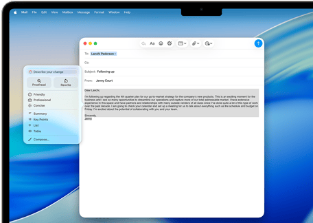Ecranul unui MacBook Air ce arată Instrumente de scris Apple Intelligence cu care se compune un e-mail
