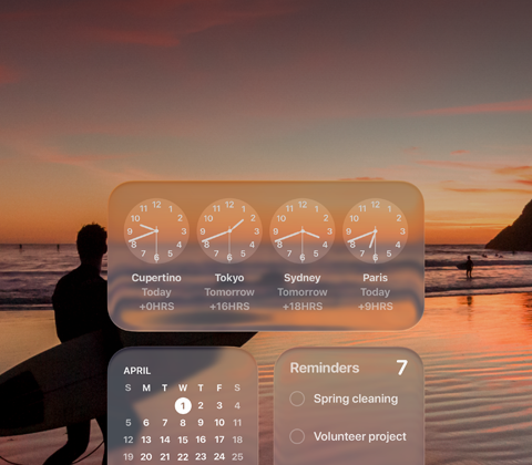 Widgeturi Ceas Liquid Glass, Calendar, Memento-uri și Vremea pe ecranul macOS Tahoe, peste o imagine cu un surfer mergând pe plajă la apusul soarelui