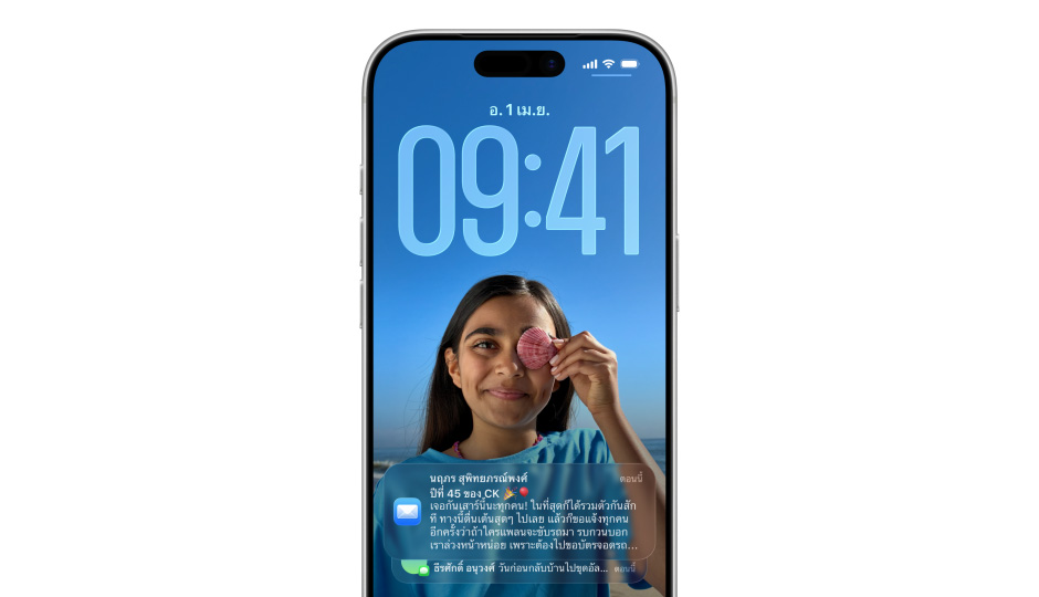 หน้าจอล็อคของ iPhone ที่มีรูปภาพ, ตัวเลขบอกเวลาในแบบ Liquid Glass, การแจ้งเตือนสองรายการปรากฏขึ้นที่ด้านล่างของหน้าจอ