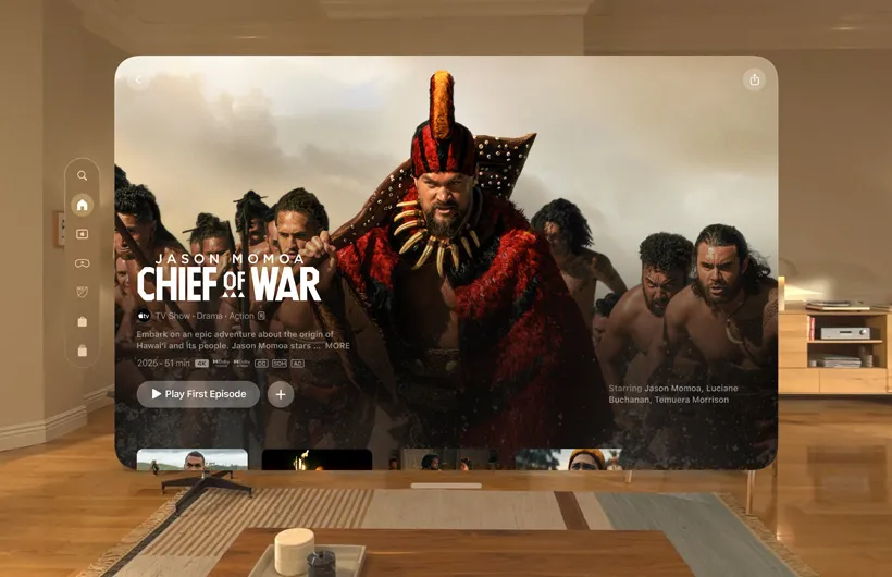 來自 Apple Vision Pro 的 Apple TV 體驗，在客廳裡呈現，畫面中顯示的是 Apple TV 影集戰酋的靜態影像