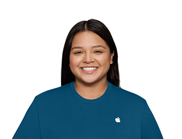 Sağ üst kısmında Apple logosu bulunan bir tişört giymiş bir kişi