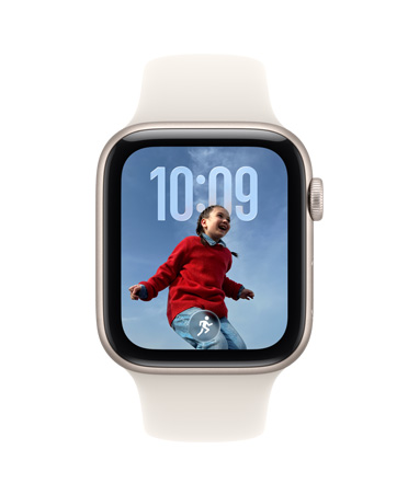 Apple Watch SE 3, aluminum case, starlight color, Smart Stack hint, Outdoor run workout hint, right side exterior, Digital Crown, Sport Band, starlight color