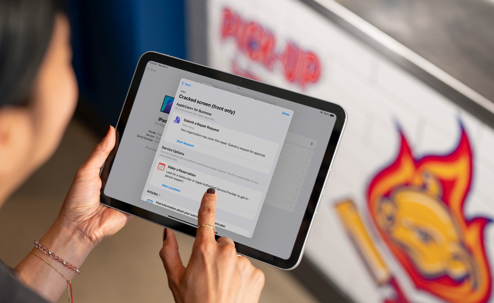 Seorang karyawan meminta perbaikan menggunakan AppleCare+ for Business Essentials.