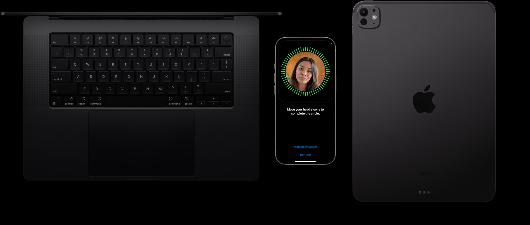 Tähtimusta MacBook, luonnontitaaninen iPhone ja tähtimusta iPad vierekkäin ja iPhonessa näkyy Face ID ‑käyttöönottonäkymä