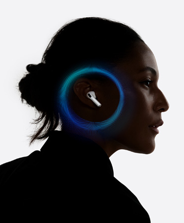 Osoba ze słuchawką AirPods Pro 2 w uchu, wokół którego pulsują fale dźwiękowe