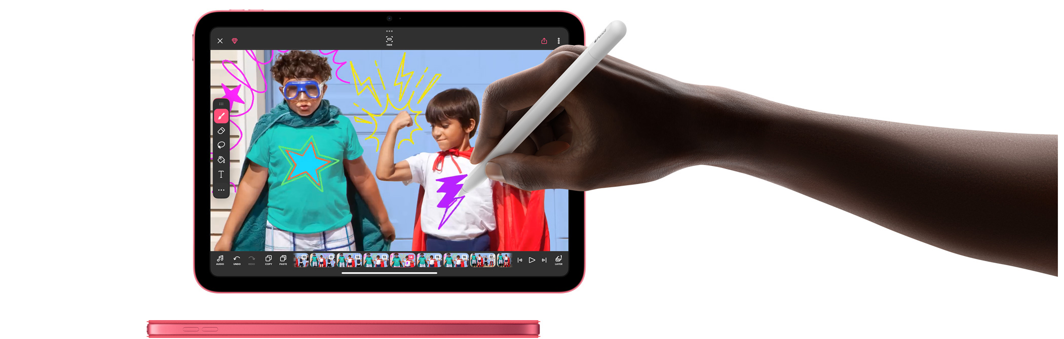 Une main tient un Apple Pencil et dessine dans Photo Mark Up.
