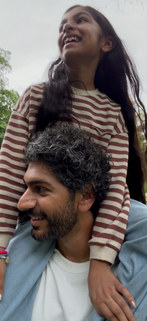 Ecrã do iPhone 17 com vídeo de um pai a levar a filha nos ombros, para mostrar a gravação de vídeo estabilizada