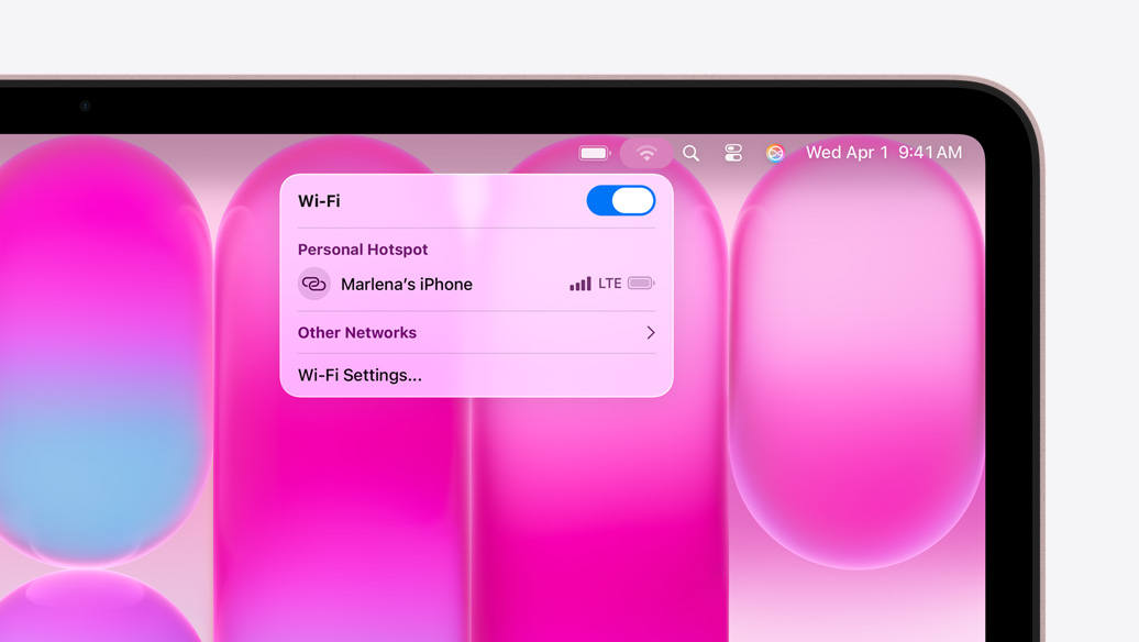 MacBook Neo na cor rosado, o menu do Wi-Fi mostra a secção Hotspot pessoal com a opção "Marlena's iPhone" para selecionar
