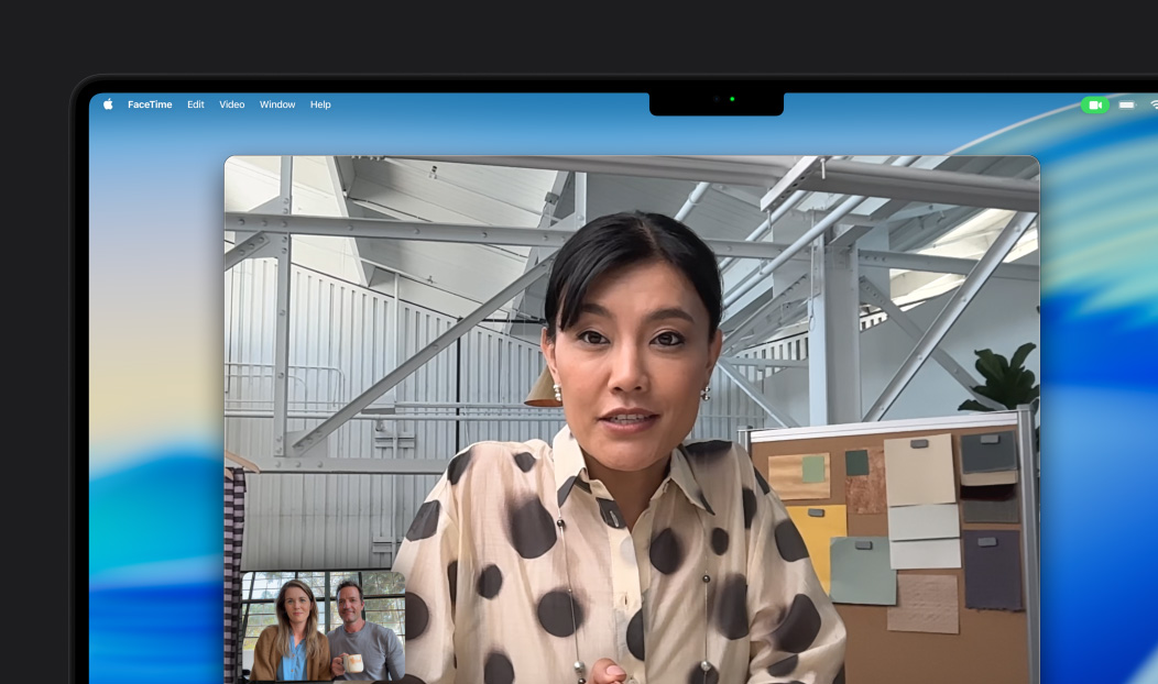 Et videoopkald på en MacBook Pro, hvor en person taler med to andre på opkaldet, og Centreringsfunktion holder dem i midten af billedet, selvom de bevæger sig rundt