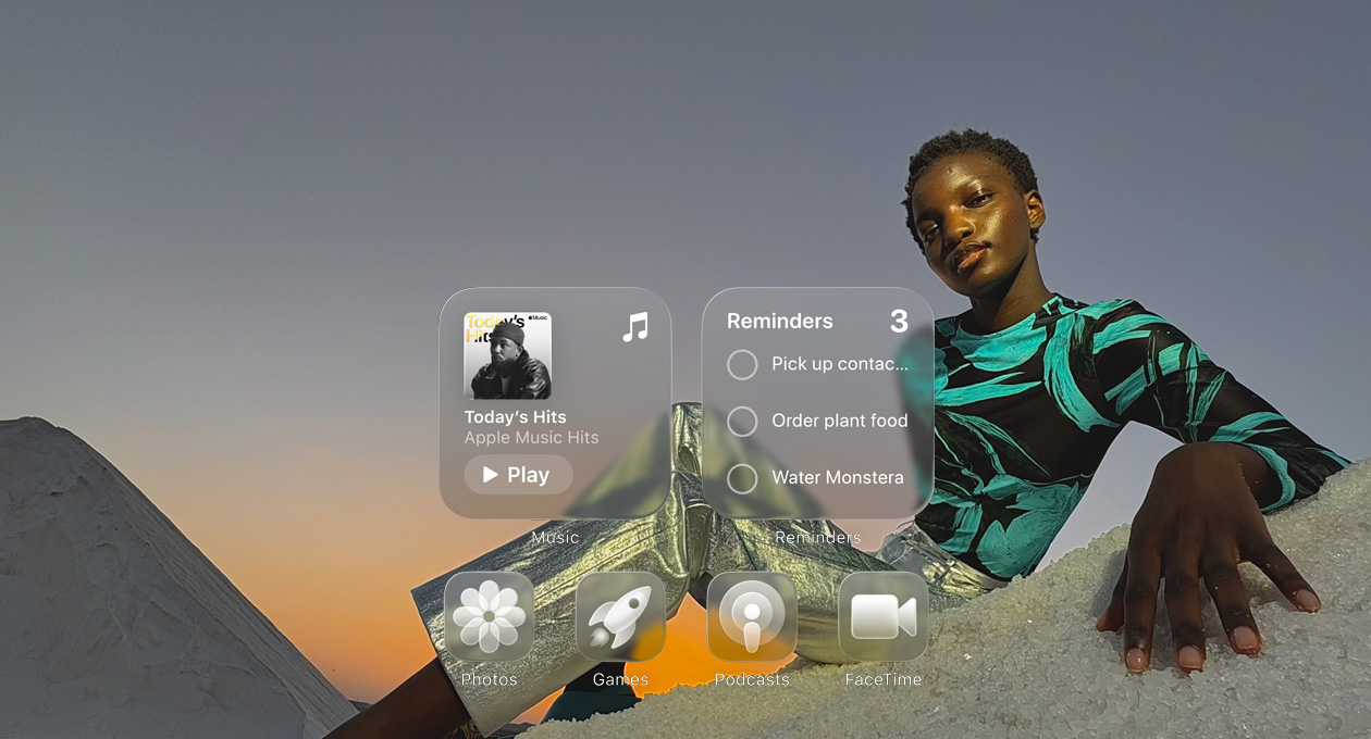 På en Liquid Glass-skjerm med gjennomskinnelige appsymboler, blant annet Musikk, Påminnelser, Bilder, Spill, Podkaster og FaceTime, brytes lyset mot bakgrunnen.