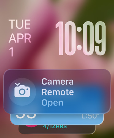 Camerabediening-widget verschijnt onderaan in het scherm, doorschijnende tijdsnotering rechtsboven, datum linksboven