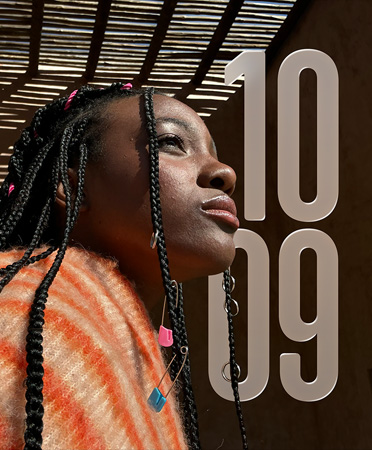 รูปถ่ายของบุคคลทางด้านซ้าย, ตัวเลขบอกเวลาแบบโปร่งแสงซ้อนกันทางด้านขวา, วางแทรกไว้ด้านหลังบุคคลอย่างกลมกลืนเพื่อแสดงหน้าปัดรูปภาพ